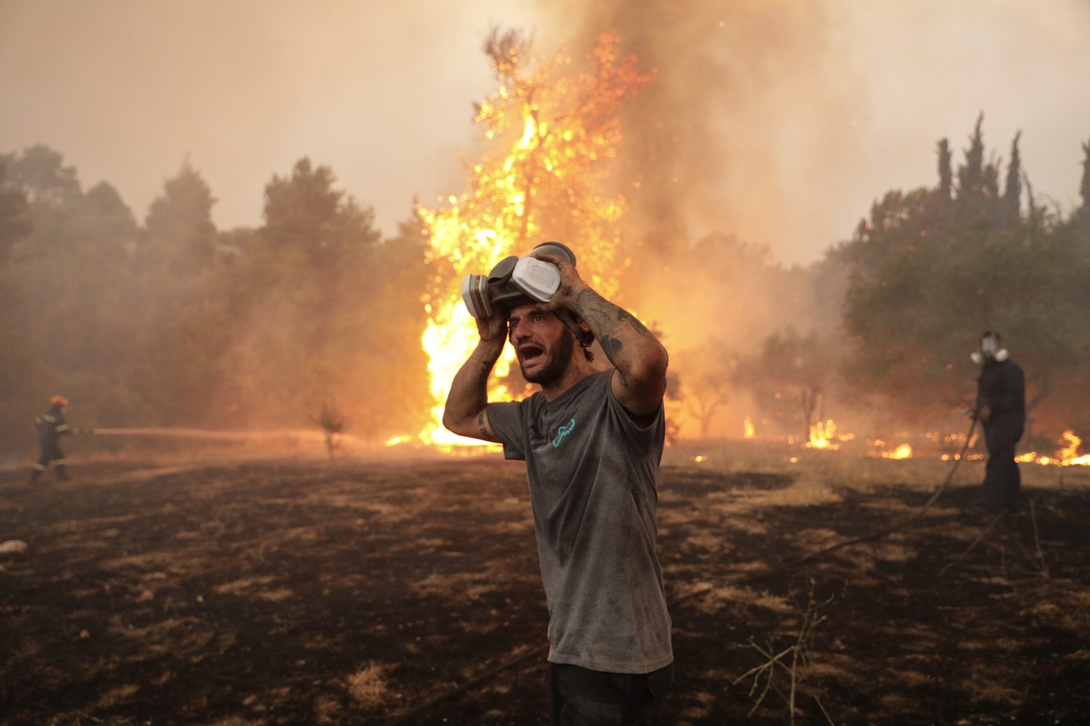 Φωτιές στην Αττική - Μάχες χωρίς ανάσα με τις φλόγες - Τα τρία μέτωπα που μαίνονται ανεξέλεγκτα