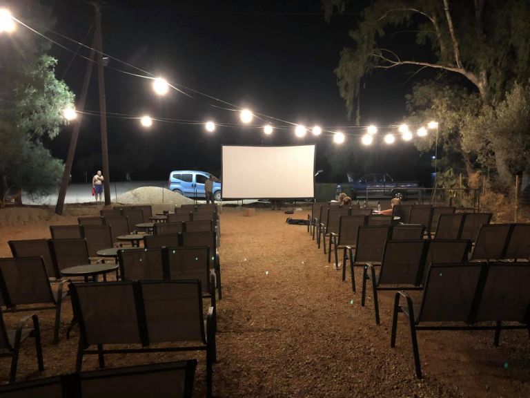 Φωτιά στην Εύβοια -Έστησε σινεμά στη Νότια Εύβοια για τους πληγέντες του νησιού