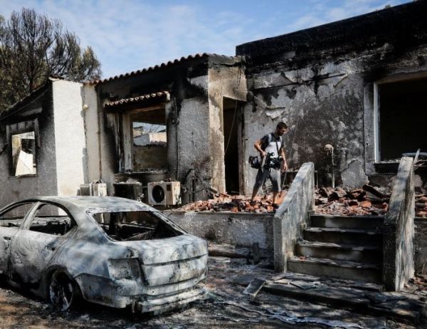 «Οδηγός βοήθειας» στους πληγέντες από πυρόπληκτη στο Μάτι – «Μην λέτε ντουβάρια είναι, ξαναγίνονται»