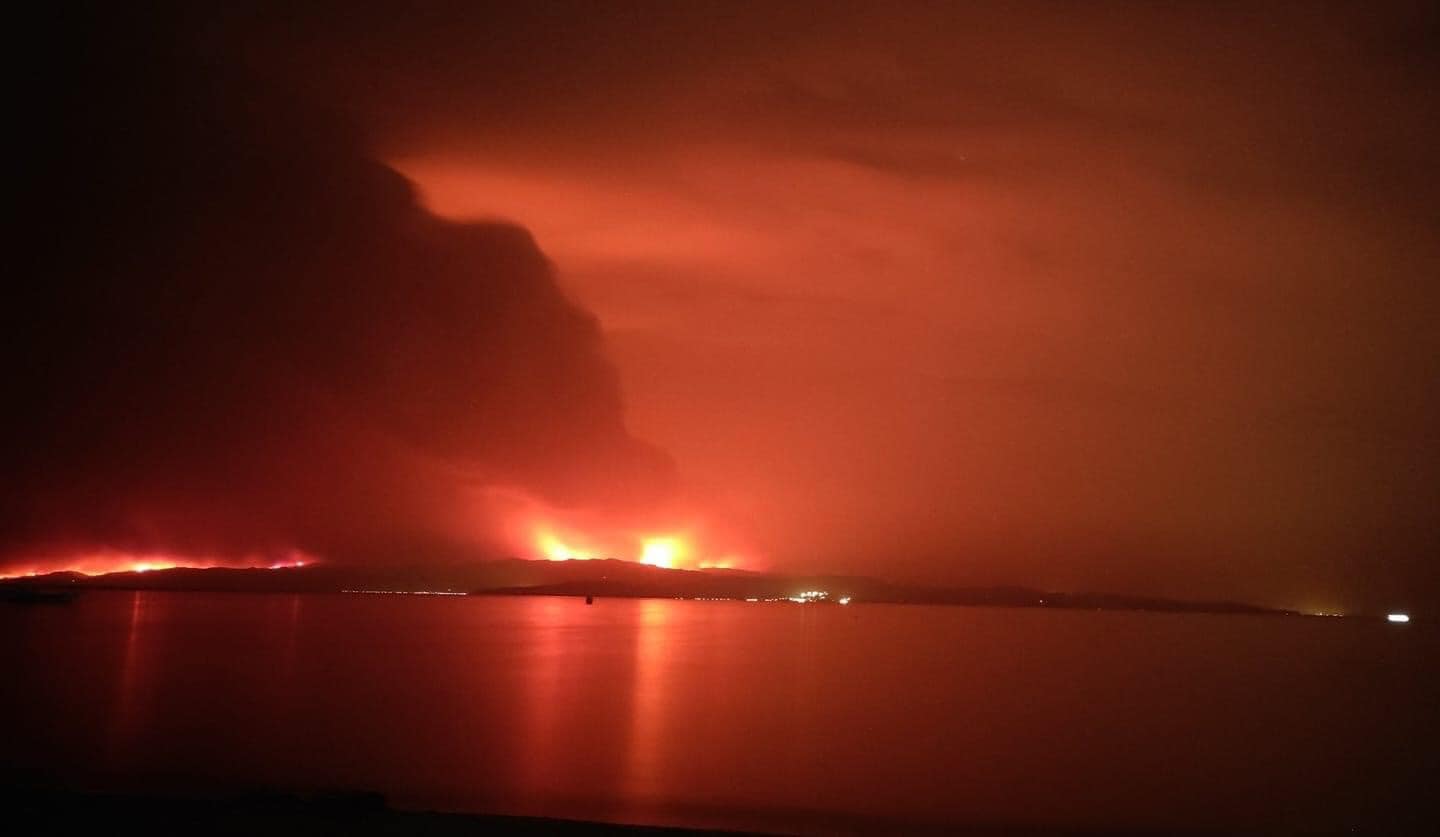 Φωτιά στην Εύβοια - 631 άνθρωποι απεγκλωβίστηκαν από παραλίες - Εκκενώνονται κι άλλα χωριά