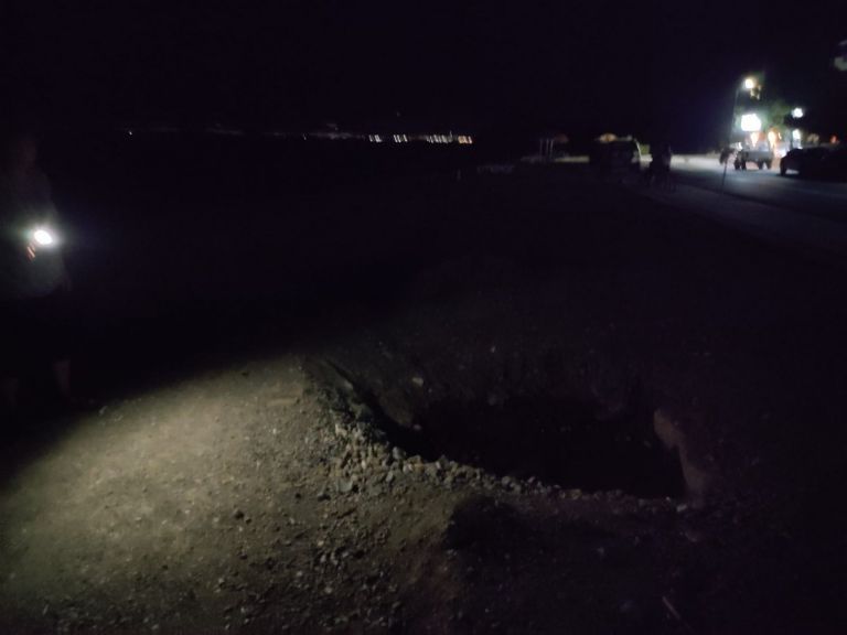 Προσοχή: Επικίνδυνη τρύπα σε παραλία. Από θαύμα σώθηκε ένα παιδί.