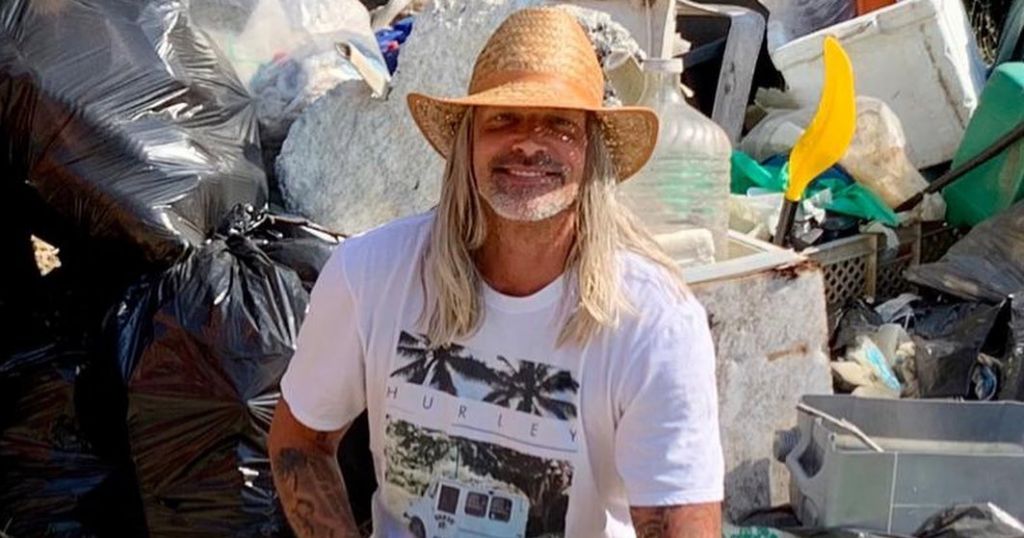 Χαλκιδική – Ήρθε για διακοπές στην Ελλάδα και μάζεψε ένα φορτηγό σκουπίδια