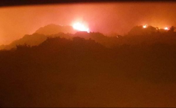 Εύβοια – Μαίνεται η φωτιά στον Φηγιά Καρύστου – Εκκενώνονται οικισμοί