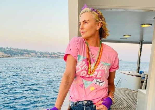 Σαρλίζ Θερόν – Βόλτα στα στενά της Ύδρας