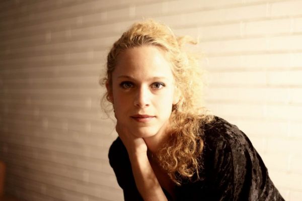 Έλλη Τρίγγου – “Καμία άλλη κακιά στιγμή, καμία γυναίκα μόνη…”