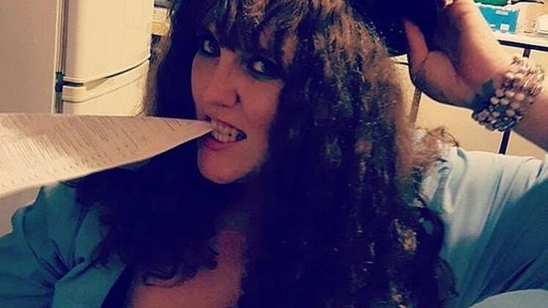 Ιρλανδία – Της φόρεσε χειροπέδες και είχαν ερωτικές περιπτύξεις πάνω στο περιπολικό – Σάλος με αστυνομικό που εμφανίζεται σε ροζ βίντεο