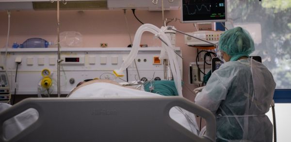 Κοροναϊός: Αυξάνεται η ηλικία των νέων κρουσμάτων – Φόβοι για νέες νοσηλείες