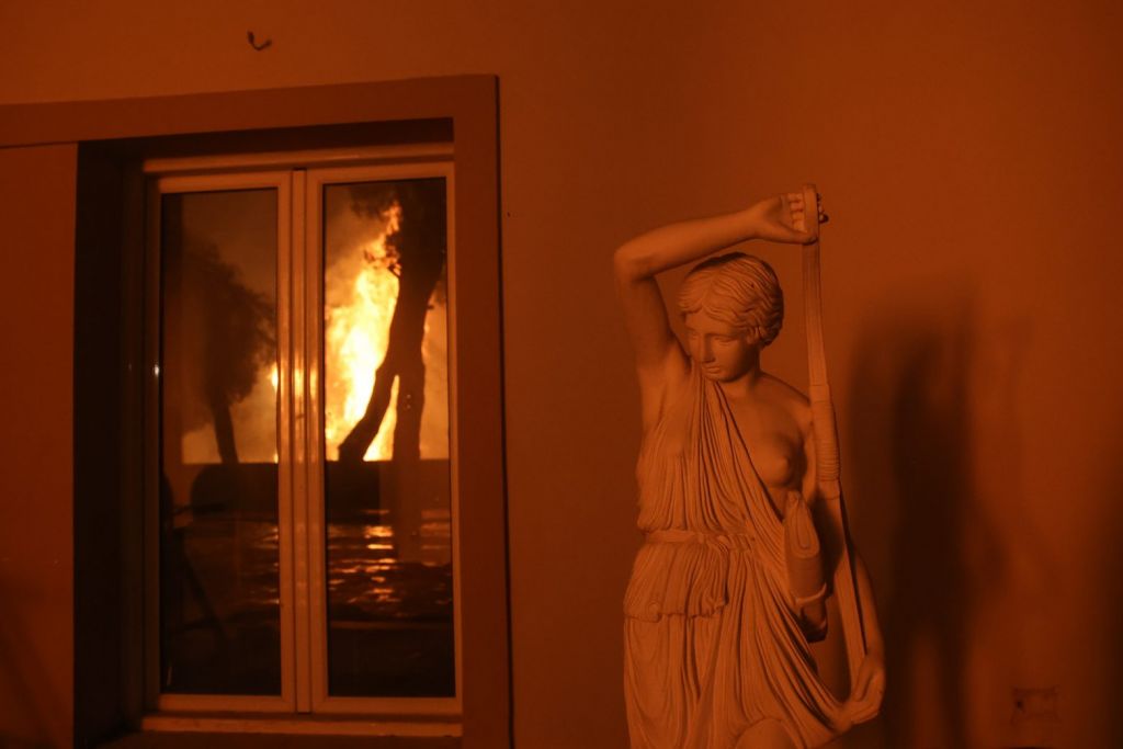 Φωτιά στη Βαρυμπόμπη – Οι εικόνες από το πύρινο μέτωπο που συγκλόνισαν