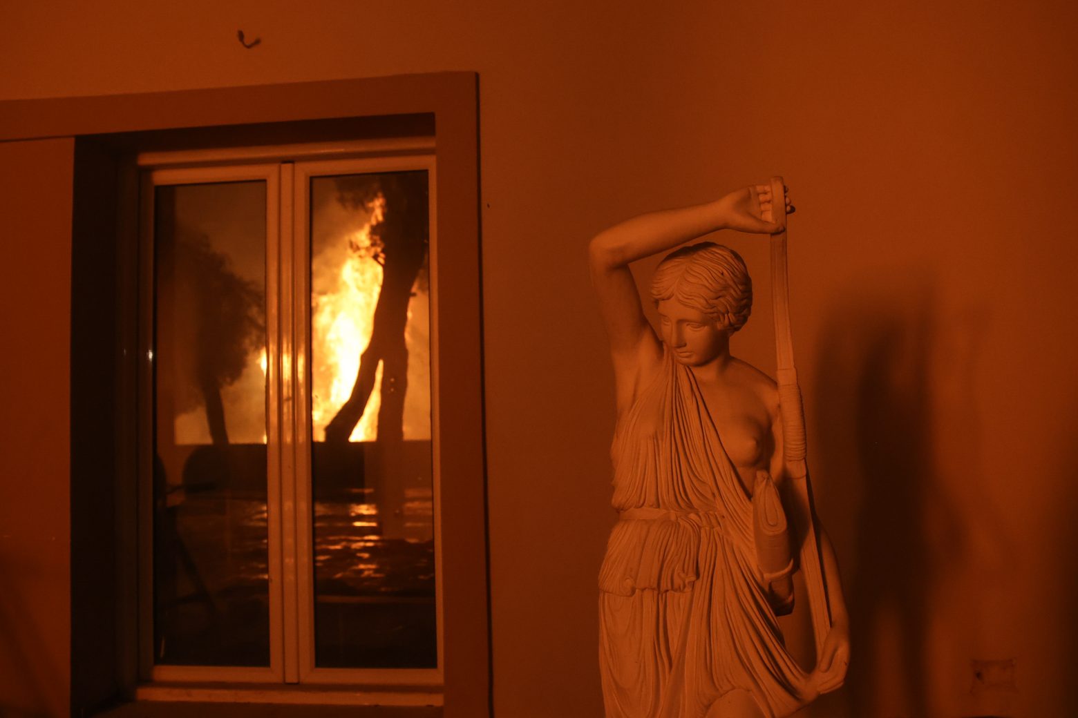 Φωτιά στη Βαρυμπόμπη - Οι εικόνες από το πύρινο μέτωπο που συγκλόνισαν