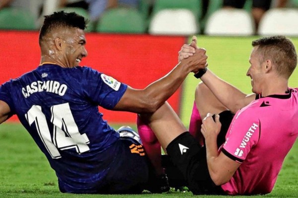 Επικός Κασεμίρο – Έκανε τάκλιν στον διαιτητή και ζήτησε κάρτα