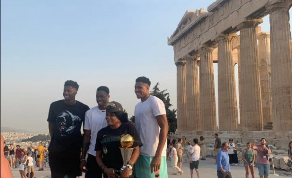 Οι Αντετοκούνμπο πήγαν το τρόπαιο του ΝΒΑ στην Ακρόπολη