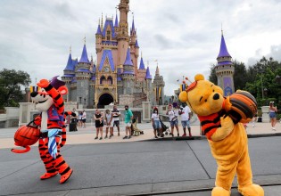 Disney World – Υποχρεωτικός εμβολιασμός για τους εργαζόμενους