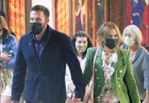 Όλο και πιο επίσημα – Τζένιφερ Λόπεζ και Μπεν Άφλεκ πήγαν θέατρο με τα παιδιά τους