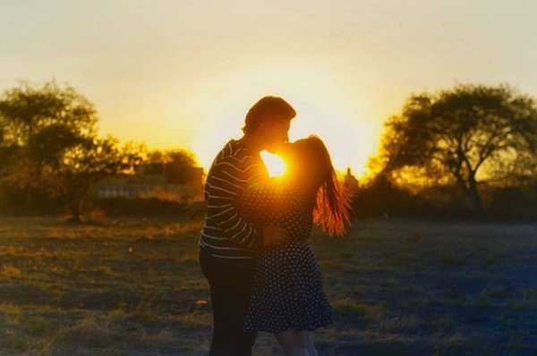 Φως όπως έρως: H λιακάδα «αυξάνει τη σεξουαλική επιθυμία» σε άντρες και γυναίκες