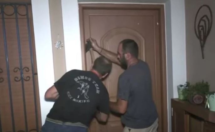 Φωτιά στην Εύβοια - Σπάνε πόρτες για να αναζητήσουν εγκλωβισμένους