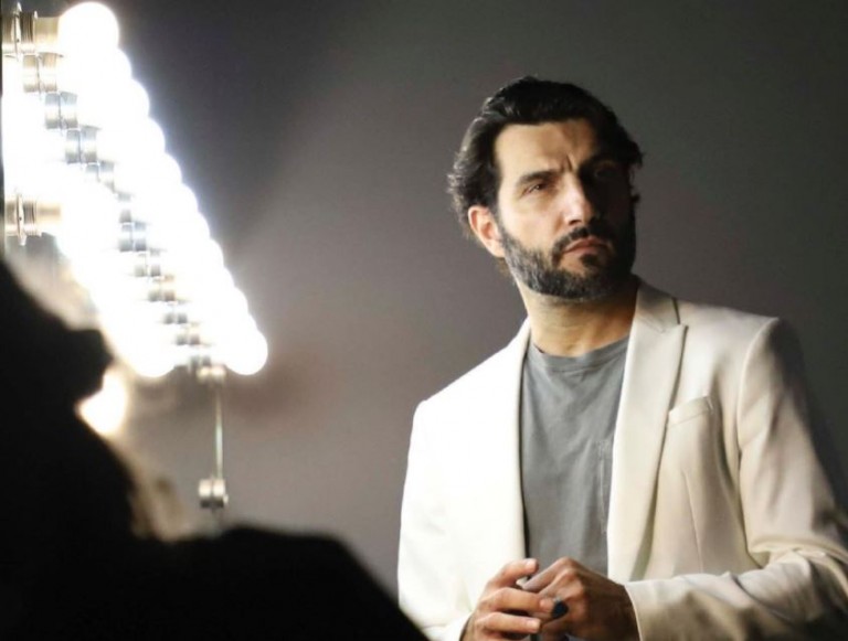 Νίκος Κουρής – «Οι ταμπέλες είναι κάτι που δεν μπορείς να αποφύγεις, είναι αναγκαίο κακό»