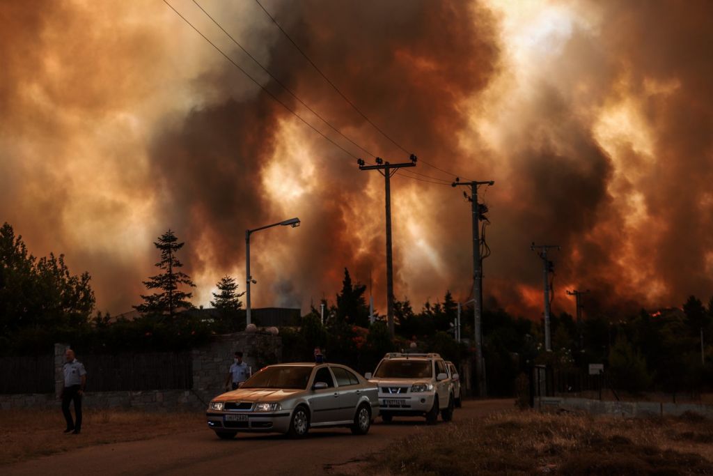 Φωτιά στη Δροσοπηγή – Τρεις τραυματίες – Μεταφέρονται σε νοσοκομείο