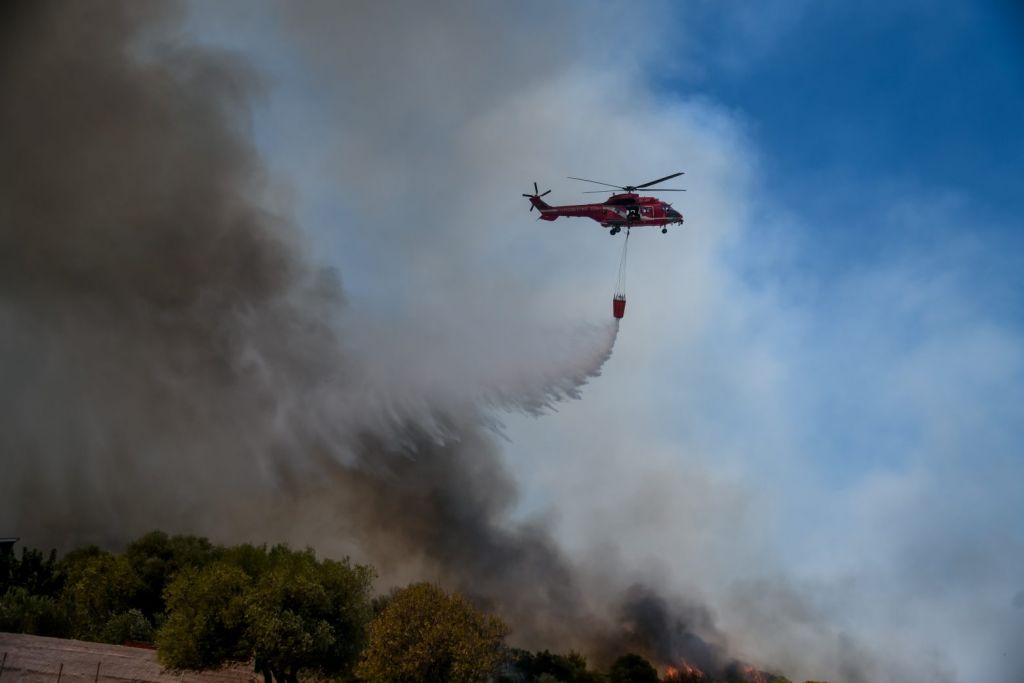 Κερατέα – Ο καπνός από τη φωτιά έφτασε ως τις Σπέτσες – Τι κατέγραψε ο δορυφόρος
