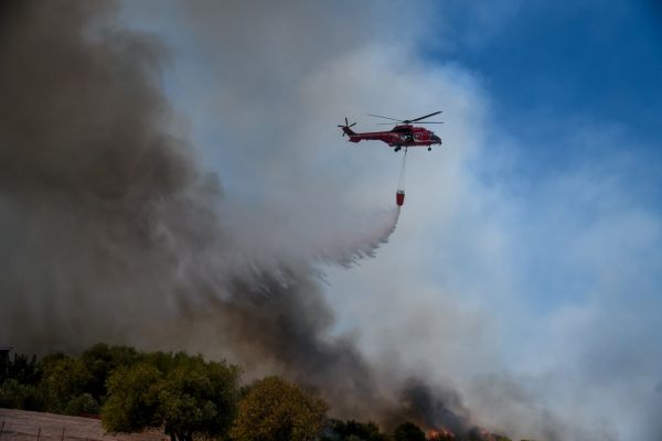 Κερατέα – Ο καπνός από τη φωτιά έφτασε ως τις Σπέτσες – Τι κατέγραψε ο δορυφόρος
