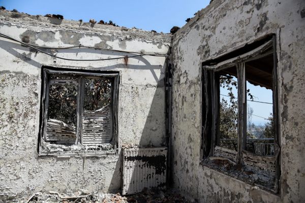 Φωτιά στην Αχαΐα – Ολονύχτια μάχη με τις φλόγες έδωσαν οι πυροσβέστες – Ανυπολόγιστες ζημιές