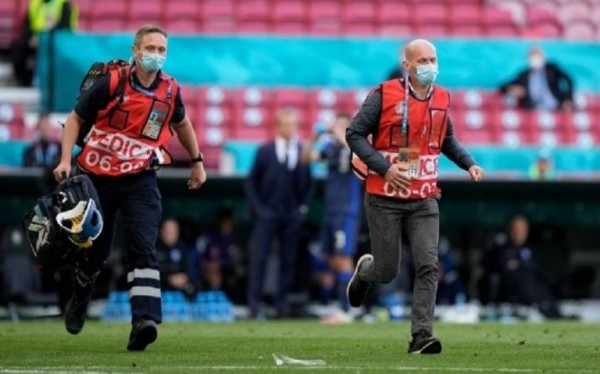 Ένα μοναδικό standing ovation για τους σωτήρες του Έρικσεν