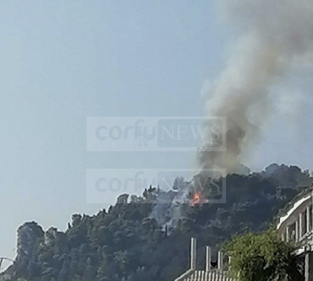 Φωτιά στην Κέρκυρα - Οι φλόγες σε δασική έκταση στην περιοχή Σιναράδων