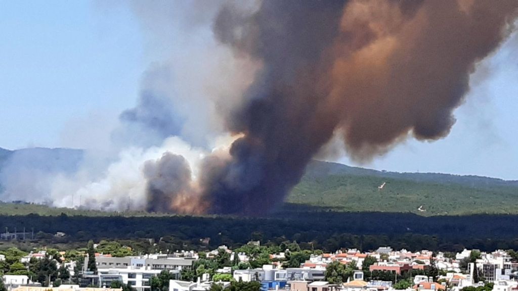 Φωτιά στη Βαρυμπόμπη - Εκκενώθηκε κατασκήνωση