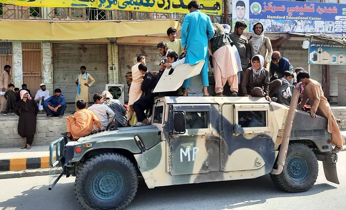 Αφγανιστάν - Καρέ-καρέ η εισβολή των Ταλιμπάν σε χλιδάτη βίλα στρατηγού στην Μαζάρ-ι-Σαρίφ