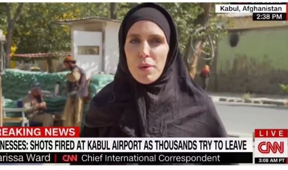 Ρεπόρτερ του CNN με μπούρκα στην Καμπούλ - Πριν και αφού έπεσε στα χέρια των Ταλιμπάν