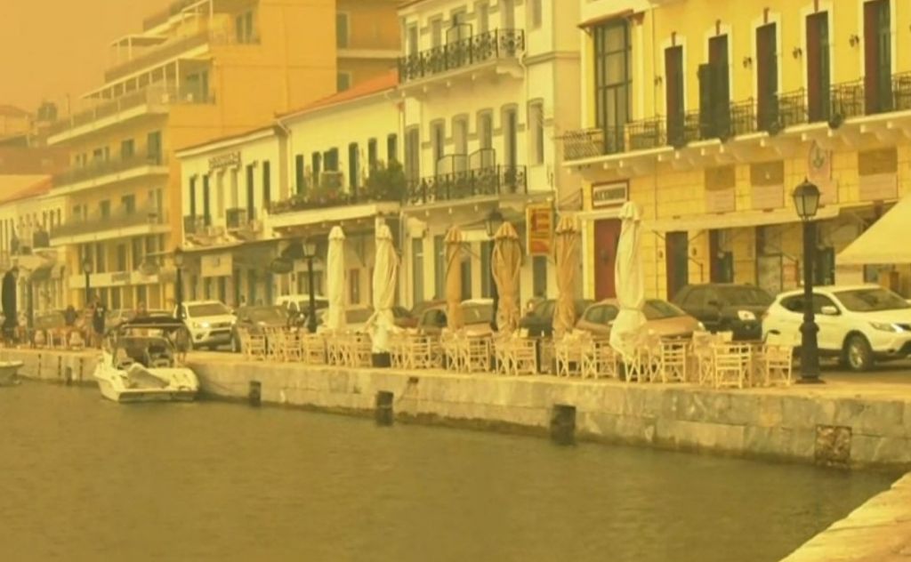 Φωτιά στην Ανατολική Μάνη – Επιχείρηση απεγκλωβισμού ατόμων από παραλία του Γυθείου