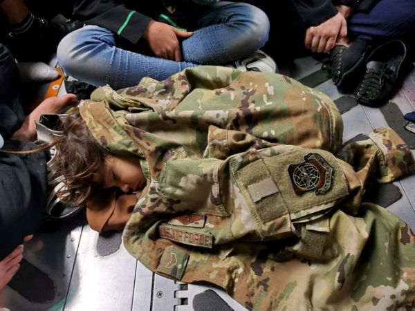 Αφγανιστάν – Αμερικανός πεζοναύτης σκέπασε με το τζάκετ του παιδάκι