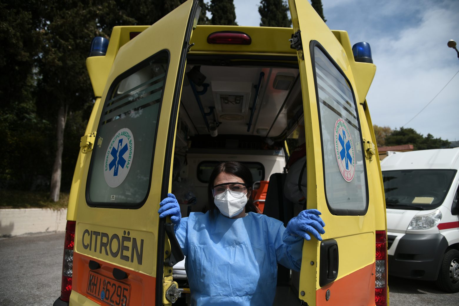 Θεσσαλονίκη - Τρεις τραυματίες από εκτροπή ασθενοφόρου