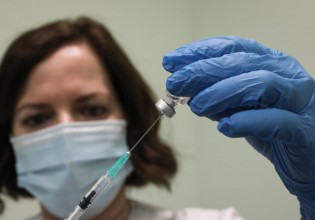 Θεμιστοκλέους – Πόσα ραντεβού για εμβολιασμό κλείστηκαν τις τελευταίες μέρες – Επίθεση στην ΠΟΕΔΗΝ