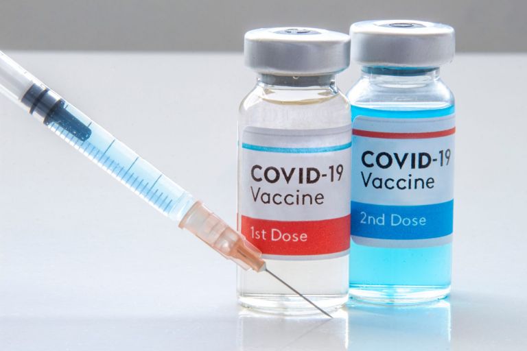 Μόσιαλος – Οι εμβολιασμένοι έχουν τη δυνατότητα να μεταδώσουν τον ιό – Προσοχή με τα μέτρα προστασίας