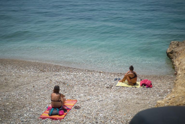 Κρήτη – Ναυαγοσώστης έσωσε γεράκι στην Κυανή Ακτή