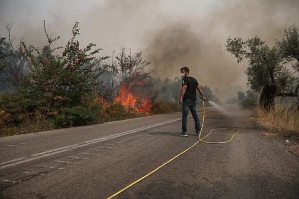 Φωτιά στην Αττική – Εκκενώνεται το κέντρο κράτησης στην Αμυγδαλέζα λόγω της φωτιάς στους Θρακομακεδόνες