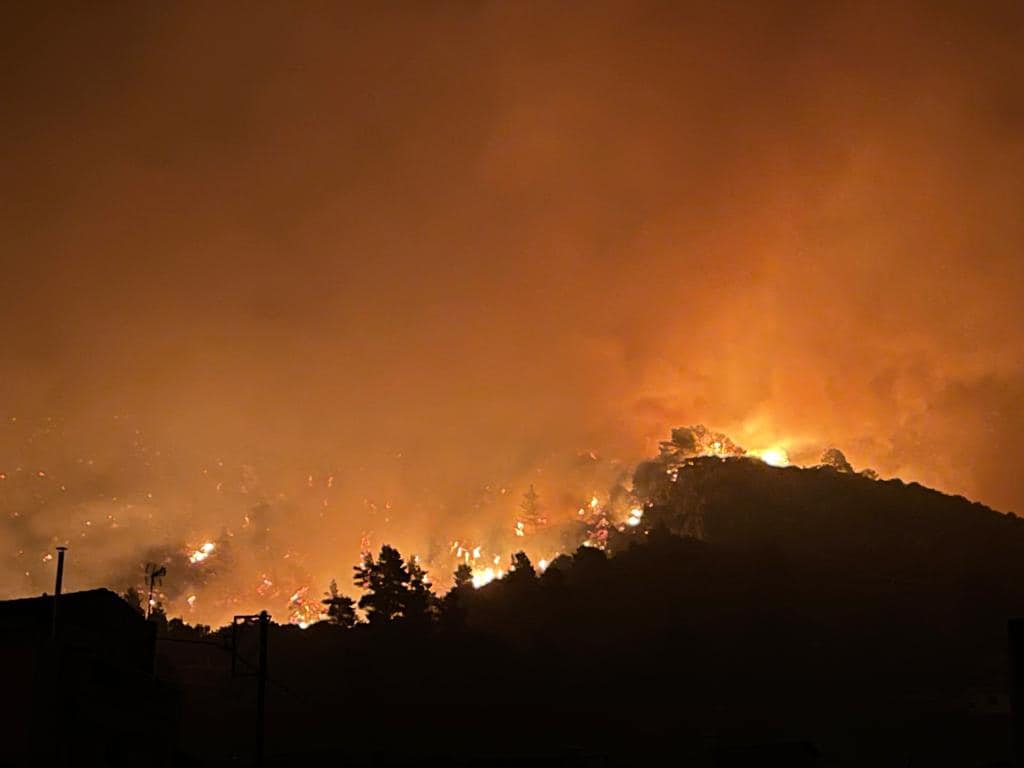 Φωτιά στην Εύβοια - Στις φλόγες και τα Βασιλικά - Μάχη για να σωθεί η  Ιστιαία | in.gr
