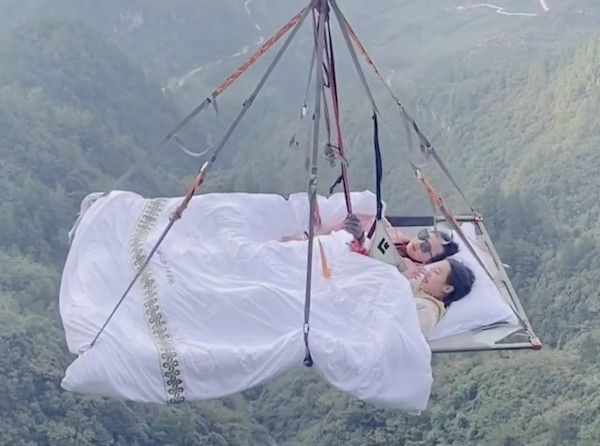 Θα ξαπλώνατε σε ένα κρεβάτι που αιωρείται 300 μέτρα πάνω από γκρεμό; – Βίντεο που σοκάρει