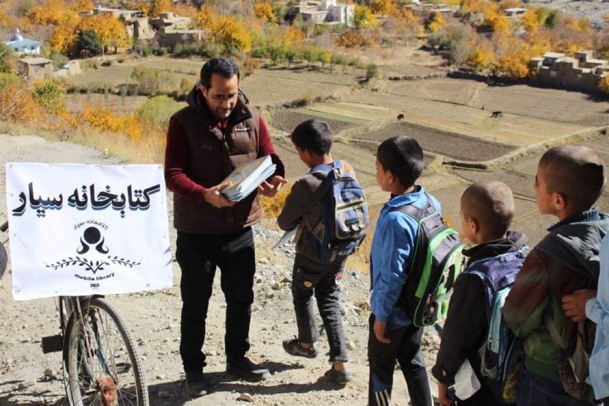 Αφγανιστάν - Ο δάσκαλος με το ποδήλατο που μετέφερε βιβλία στα παιδιά - «Φοβάμαι ότι το μέλλον θα είναι φριχτό, αν...»