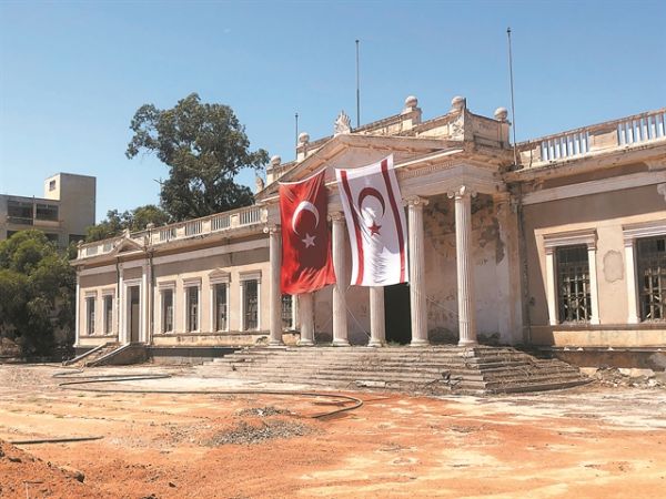 Ο Ερντογάν προσπαθεί να σκεπάσει την Ιστορία
