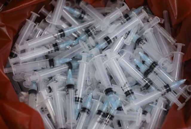 Γερμανία – Νοσηλεύτρια εμβολίασε χιλιάδες πολίτες με… φυσιολογικό ορό