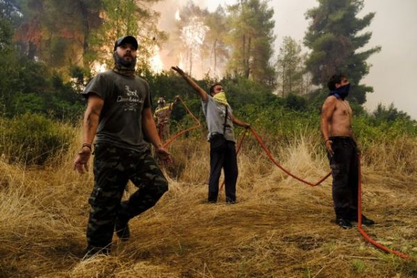 Φωτιά – Στη μάχη με τις φλόγες και οι εθελοντές δασοπυροσβέστες – «Είναι θέμα συνείδησης»