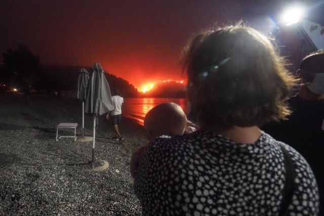 Φωτιά στην Εύβοια – Δραματικές ώρες - Οικισμοί παραδίνονται στις φλόγες - Απειλούνται σπίτια