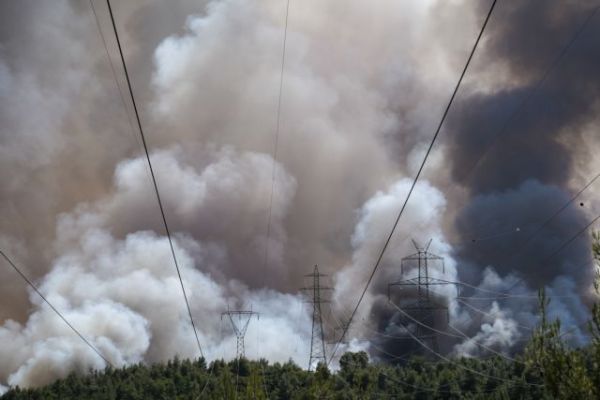 Με «μπάι πας» η ηλεκτροδότηση της Αττικής λόγω της πυρκαγιάς