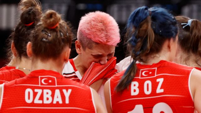 Τουρκία – Το Twitter γίνεται μια αγκαλιά για αθλήτρια του βόλεϊ που δέχτηκε ομοφοβικές επιθέσεις