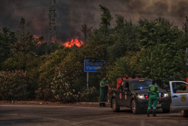 Φωτιά στην Βαρυμπόμπη – Δραματική έκκληση από τον δήμαρχο – «Καίγονται σπίτια»