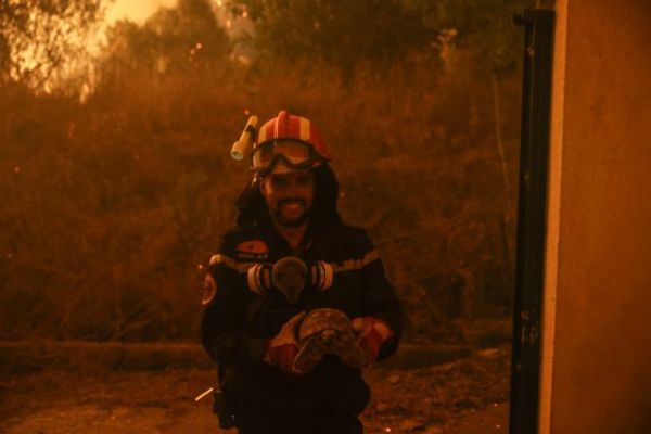 Φωτιές – Το Twitter υποκλίνεται στους ήρωες πυροσβέστες που δίνουν μάχη με τις φλόγες