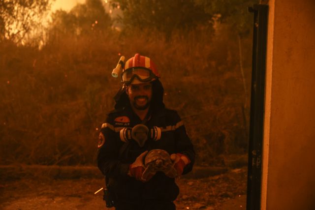 Φωτιές – Το Twitter υποκλίνεται στους ήρωες πυροσβέστες που δίνουν μάχη με τις φλόγες