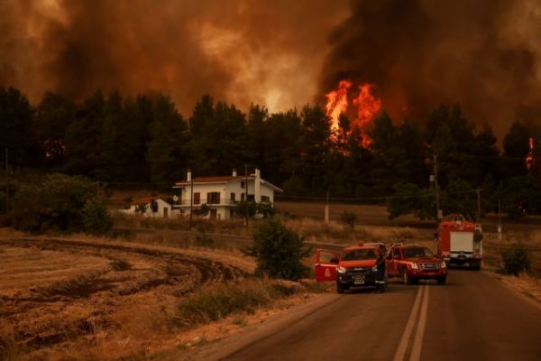 Φωτιές στην Εύβοια – Εφιάλτης δίχως τέλος με συνεχείς αναζωπυρώσεις – Μάχη για να μην περάσει η φωτιά το Καντήλι
