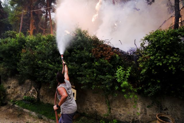 Φωτιά Εύβοια – Συγκλονίζει 19χρονος- «Πώς να ζήσουμε εδώ; Θα είμαι 60 χρόνων όταν γίνουν»